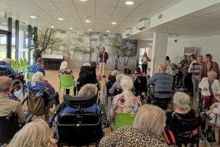 Na zdjęciu Dyrektor wita Mieszkańców oraz składa serdeczne życzenia solenizantom.