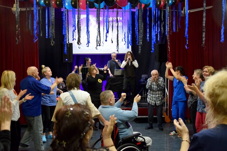 Uczestnicy balu w trakcie zabawy