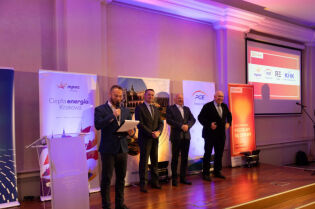 na zdjęciu widać w tle logo 4 darczyńców