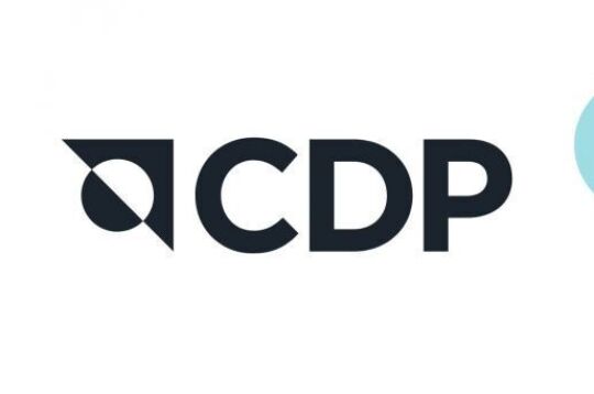 Logotyp platformy CDP-ICLEI czarne duże litery CDP oraz barwny logotyp w formie okręgów i napis ICLEI