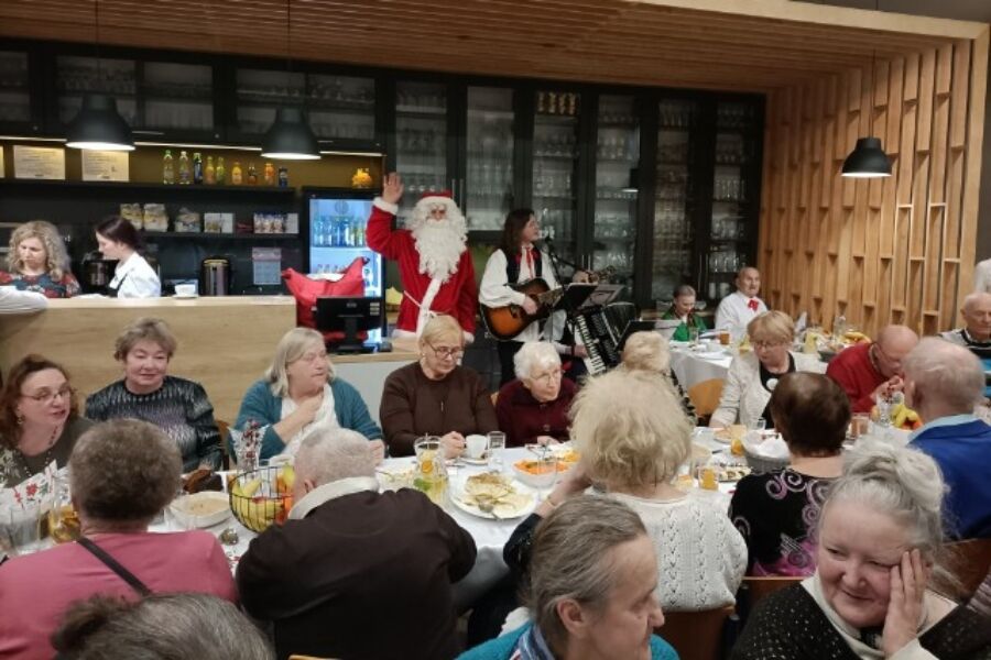 Paczki świąteczne i kolacja wigilijna dla mieszkańców Dzielnicy XIII