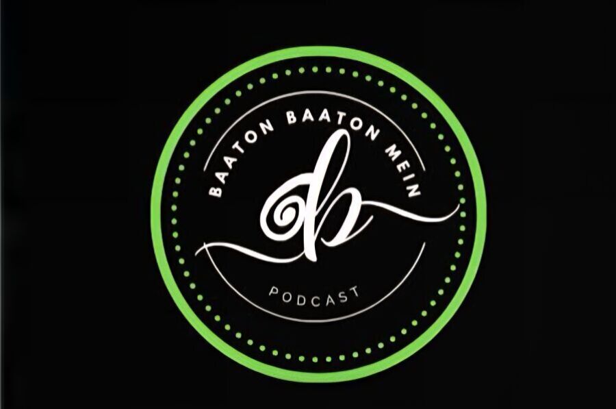 Logotyp indyjskiego podkastu Baaton Baaton Mein. Na czarnym tle biały i zielony okrąg z białym napisem w górnej części otoku Baaton Baaton Mein. 