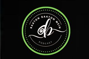 Logotyp indyjskiego podkastu Baaton Baaton Mein. Na czarnym tle biały i zielony okrąg z białym napisem w górnej części otoku Baaton Baaton Mein. 