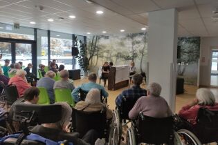 Na zdjęciu mieszkańcy słuchają duetu fortepianowego w wykonaniu uczniów Szkoły Muzycznej. 