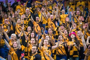 Zdjęcie z kibicami na trybunach w TAURON Arenie Kraków w żółto-czarnych koszulkach.