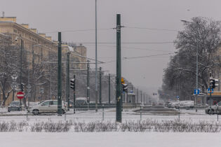 Plac Centralny zasypany śniegiem. Widoczne torowisko, samochody, ulica, budynki wokół Placu Centralnego.