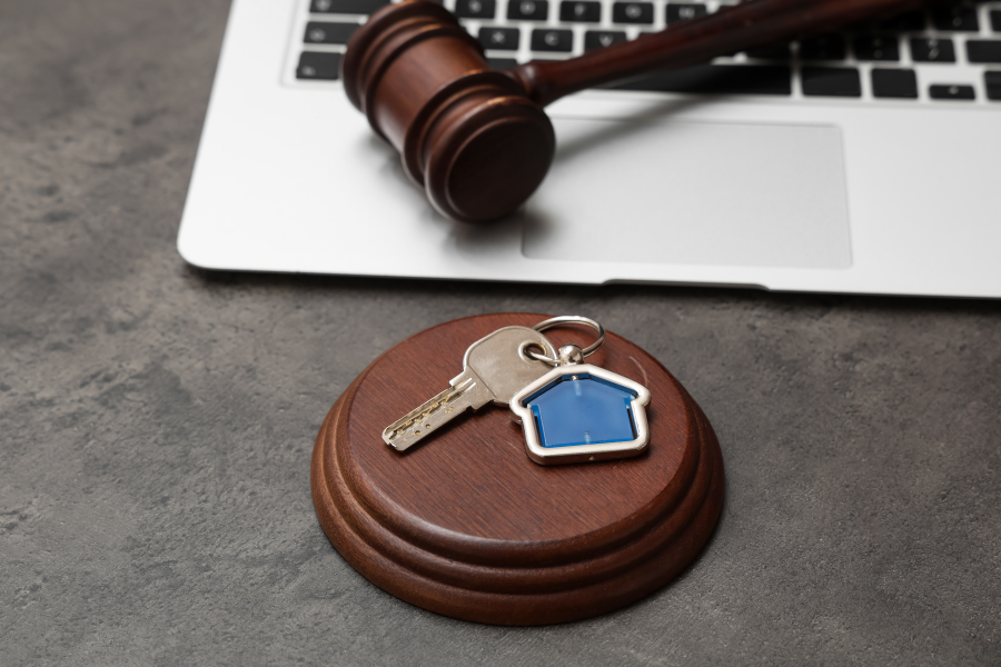 Na grafice widnieje młotek sędziowski i klucze, sugerujące licytacje lokalu