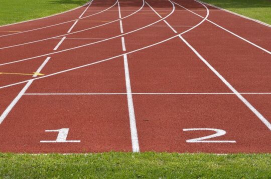 Grafika przedstawia fragment bieżni lekkoatletycznej.