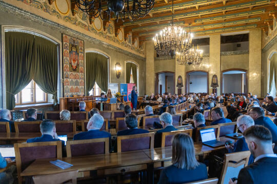 Konferencja „Poland & UK Connecting Ecosystems”. na zdjęciu sala obrad Rady Miasta Krakowa w ktorej znajdują się siedzące osoby które słuchają wystąpienia i są to uczestnicy Konferencji.  