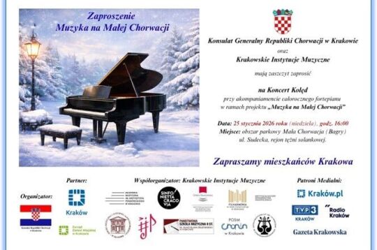 Grafika zaproszenia na Koncert Kolęd na Małej Chorwacji na Bagrach. Po lewej stronie obrazek z fortepianem ustawionym na śniegu w otoczeniu zaśnieżonych drzew iglastych. Obok latarnia. 