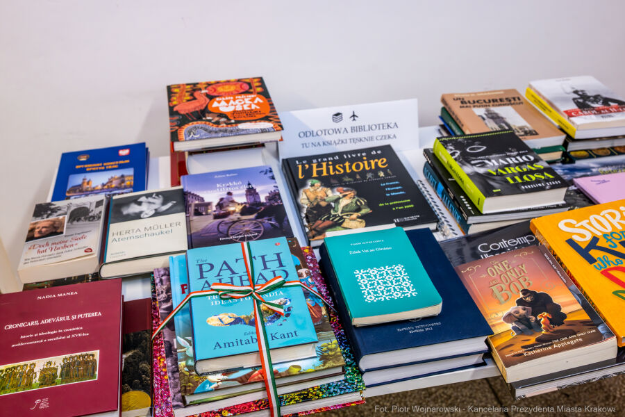 Książki w darze od korpusu konsularnego dla Odlotowej Biblioteki 