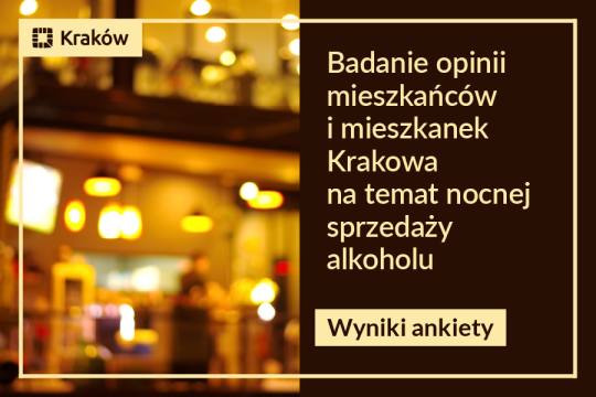 Grafika przedstawia po lewej stronie nieostre zdjęcie oświetlonej kawiarni, a po prawej napis na brązowym tle: Badanie opinii mieszkańców i mieszkanek Krakowa na temat nocnej sprzedaży alkoholu Wyniki
