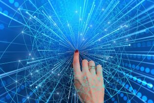 Grafika komputerowa. Dłoń kobiety i jej palec wskazujący na tle promieniście rozchodzących się schematycznie przedstawionych impulsów mających prezentować działanie sieci komputerowej.  