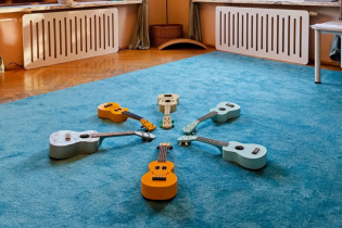 Na grafice widnieją kolorowe gitary 
