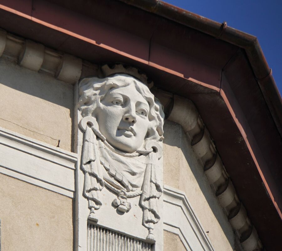 Kopia kobiecej maski z Batorego 2 umieszczona na kamienicy przy ul. Długiej 57