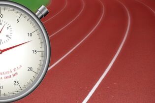 Grafika przedstawia pięć torów bieżni oraz stoper. 