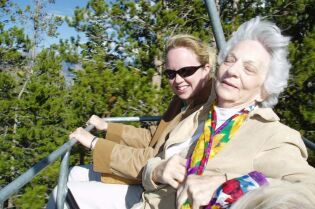 Grafika przedstawia osobę młodą oraz seniorkę.