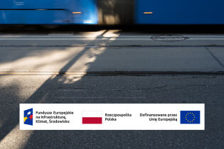 Grafika przedstawia torowisko oraz zawiera logo programu Fundusze Europejskie na Infrastrukturę, Klimat i Środowisko, flagę Polski, flagę Unii Europejskiej 