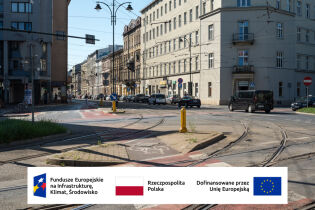 Grafika przedstawia torowisko oraz zawiera logo programu Fundusze Europejskie na Infrastrukturę, Klimat i Środowisko, flagę Rzeczypospolitej Polskiej oraz flagę Unii Europejskiej