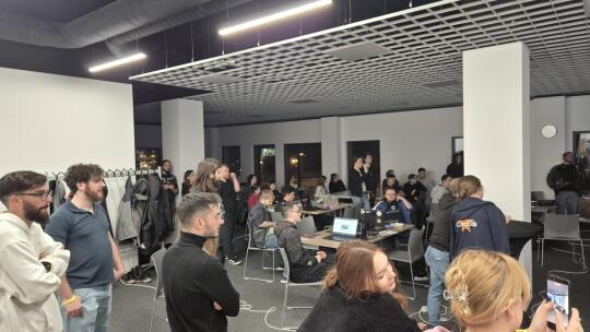 Zdjęcie przedstawiające uczestników Kraków Global Game Jam podczas hackatonu