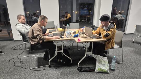 Zdjęcie przedstawiające uczestników Kraków Global Game Jam podczas hackatonu