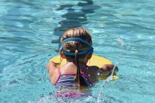 Grafika przedstawia postać pływającą w basenie.