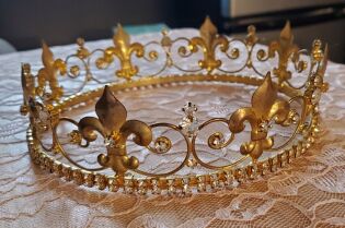 Grafika przedstawia koronę.
