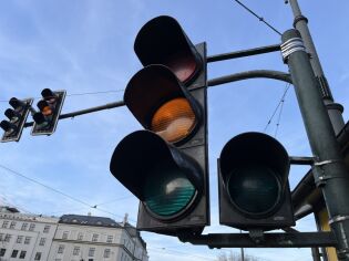 Sygnalizator z sygnalizacją świetlną widziany od dołu. 