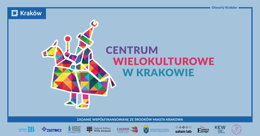 Grafika. Na niebieskim prostokątnym tle figura Lajkonika zbudowana z różnokolorowych trójkątów i napisem po prawej stronie Centrum Wielokulturowe w Krakowie. Na dole logotypy partnerów.
