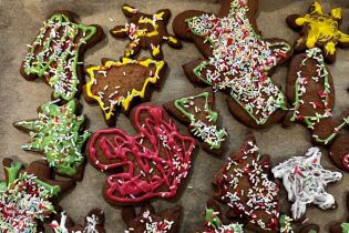 Na zdjęciu znajdują się udekorowane pierniki wykonane przez Mieszkańców wraz ze studentkami Uniwersytetu Ekonomicznego. 