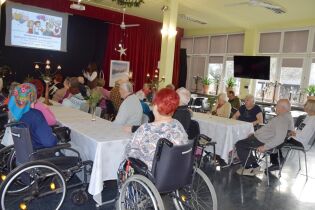 Mieszkańcy podczas oglądania prezentacji multimedialnej