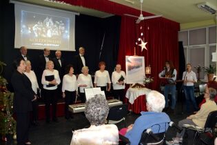 Chór oraz instruktorzy w trakcie wspólnego śpiewania kolęd