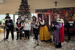 Grupa kolędnicza w trakcie występu
