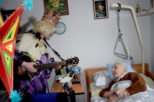 Leżący Mieszkaniec przyjmujący życzenia od Króla 