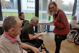 Na zdjęciu Dyrekcja składa życzenia solenizantom.