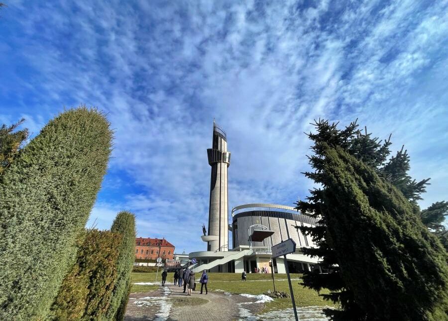 Uczestnicy idący na Mszę za chorych