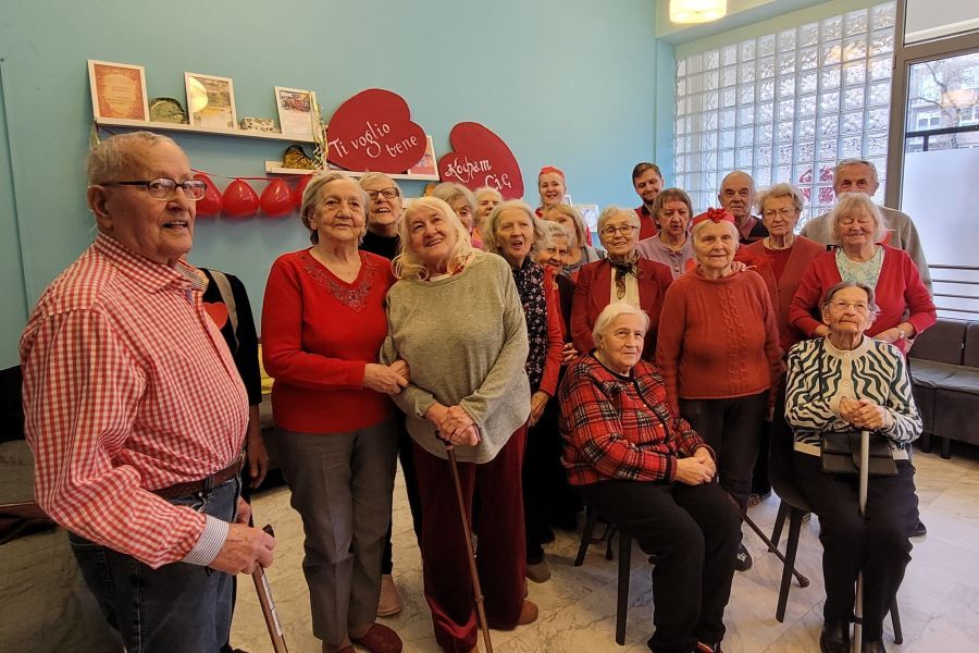 Uczestnicy na tle walentynkowych dekoracji