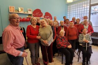 Uczestnicy na tle walentynkowych dekoracji