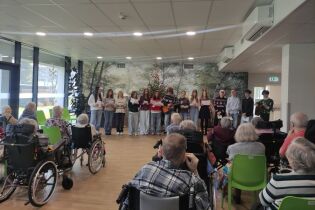 Na zdjęciu uczniowie Szkoły Podstawowej nr 40 śpiewają pastorałki Mieszkańcom.