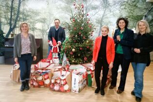 Na zdjęciu darczyńcy wraz z prezentami dla terapii Domu.