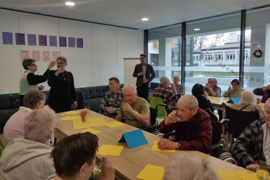 Na zdjęciu Mieszkańcy witają Nowy Rok wspólnym toastem. 