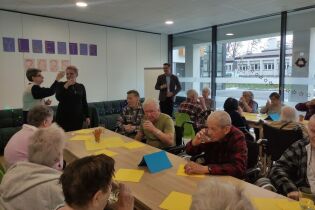 Na zdjęciu Mieszkańcy witają Nowy Rok wspólnym toastem. 