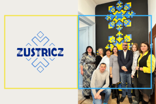 Na zdjęciu stoi grupa ludzi a po lewej stronie widnieje Logo  Fundacji Zustricz 