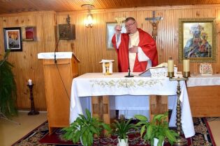 Celebrans z relikwiarzem stojący przy ołtarzu 