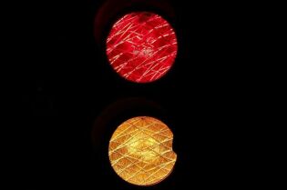 Grafika przedstawia światła drogowe (czerwone, żółte, zielone).