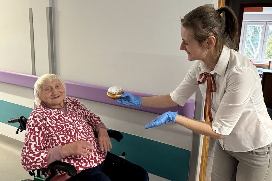 Terapeutka częstująca pączkiem Mieszkankę