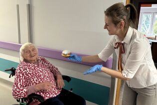 Terapeutka częstująca pączkiem Mieszkankę