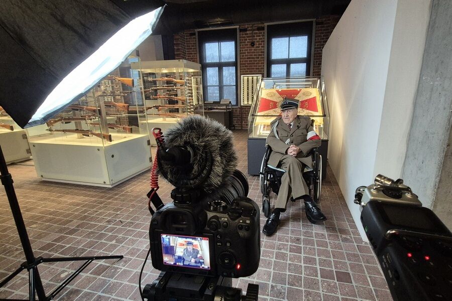 Pan Jerzy podczas nagrywania filmu  w Muzeum Armii Krajowej