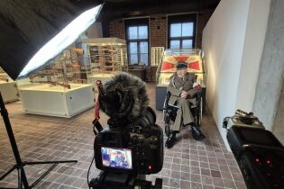 Pan Jerzy podczas nagrywania filmu  w Muzeum Armii Krajowej