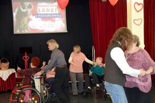 Tańczący uczestnicy zabawy